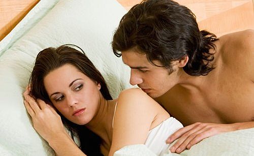 Por muito tempo sexo foi um tabu para as mulheres . e ainda é. 
	Clitóris, ponto G, prazer e orgasmos são palavras que estão sendo 
	popularizadas aos poucos. É exatamente por conta dessa repressão sexual que 
	muitas delas não sabem se já chegaram ao orgasmo ou não.Segundo a 
	fisioterapeuta sexual Débora Pádua, o orgasmo é a sensação ápice do prazer. 
	Portanto, a falta dele pode ser caracterizada como momentos em que, embora 
	haja excitação e lubrificação, o clímax não é atingido. Chamado também de 
	anorgasmia, o quadro afeta, em média, 70% da população feminina e pode ter 
	diferentes causas.
	Não consigo ter orgasmos: o 